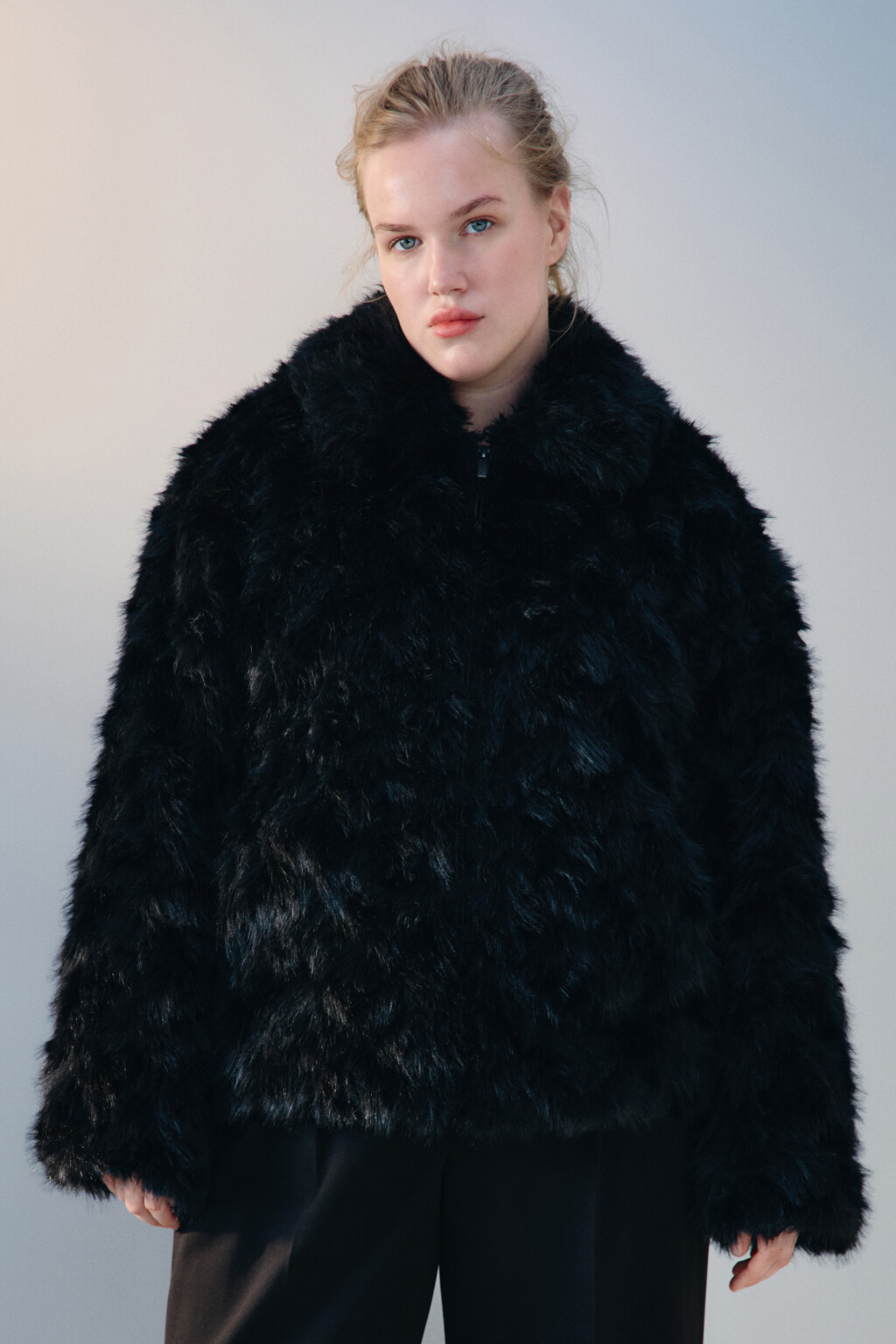 Куртка из искусственного меха - цвет черный - 2