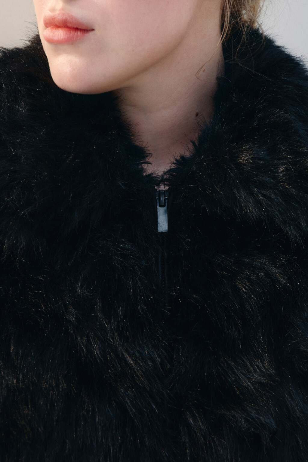 Куртка из искусственного меха - цвет черный - 5