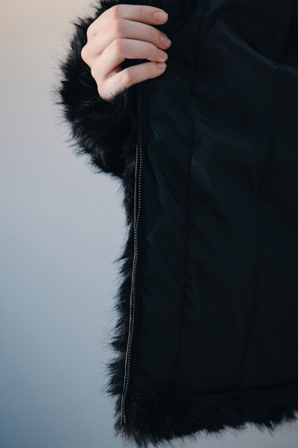 Куртка из искусственного меха - цвет черный - 7