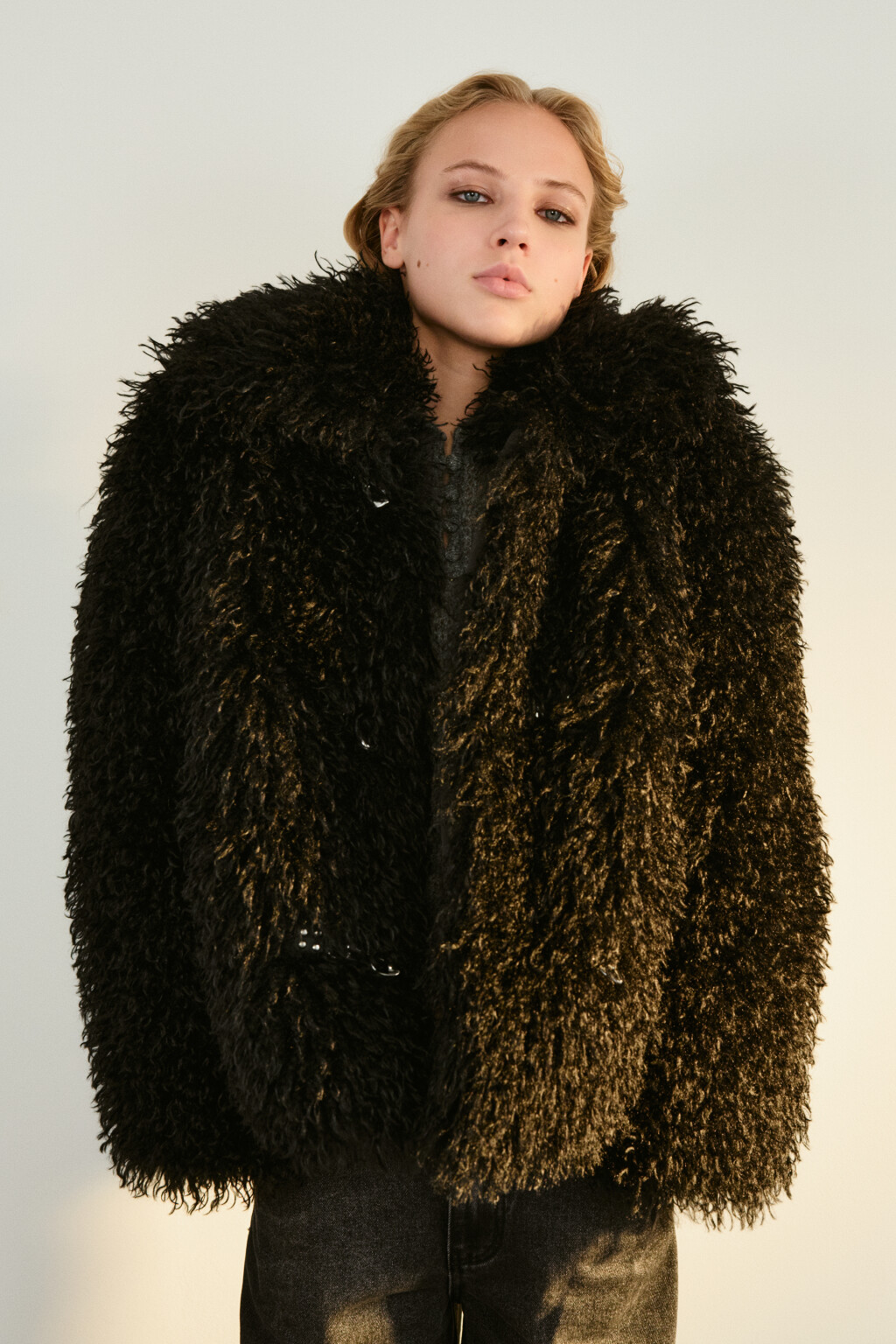 Шуба короткая с длинным ворсом - цвет черный - 1
