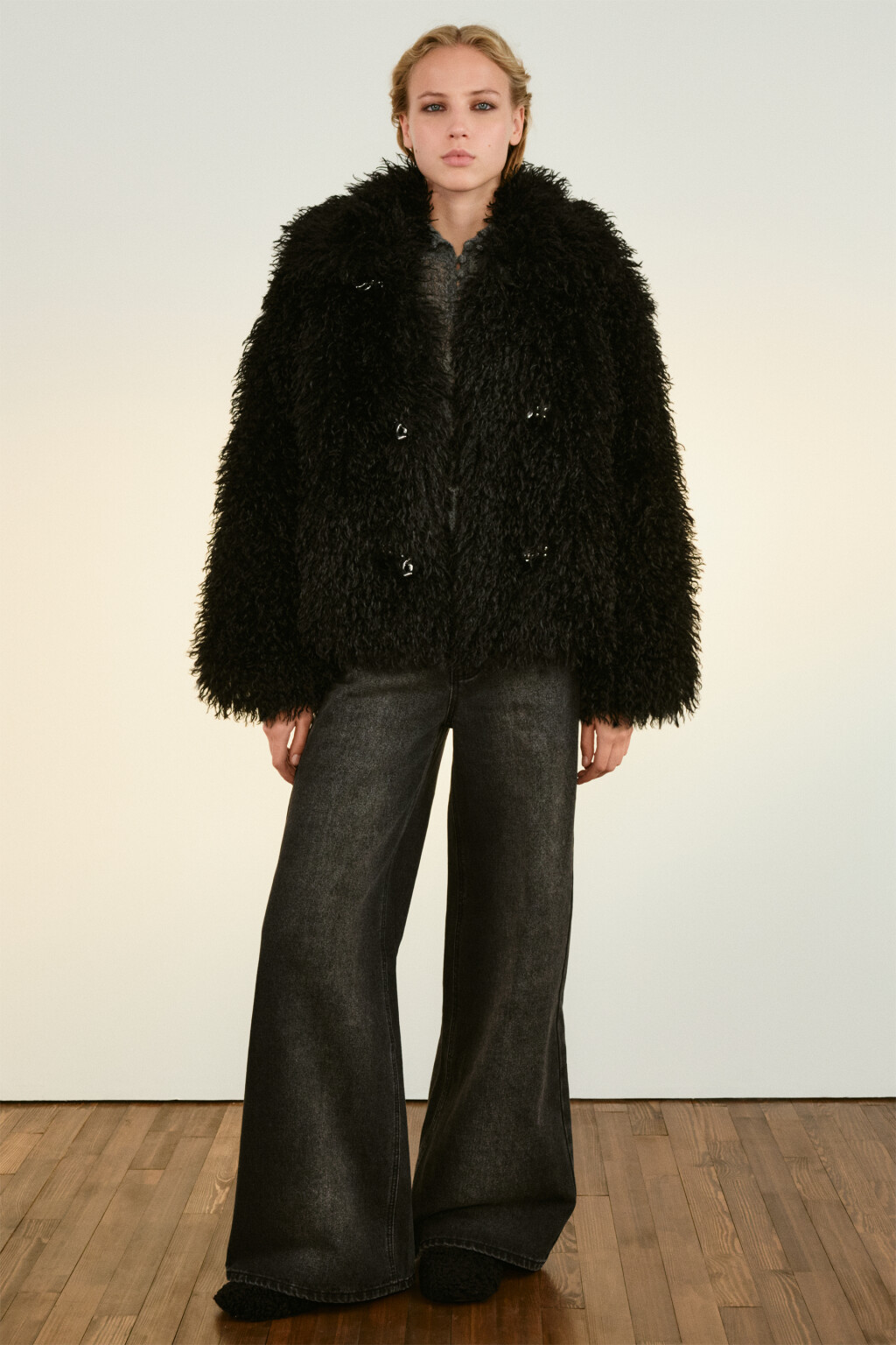 Шуба короткая с длинным ворсом - цвет черный - 2
