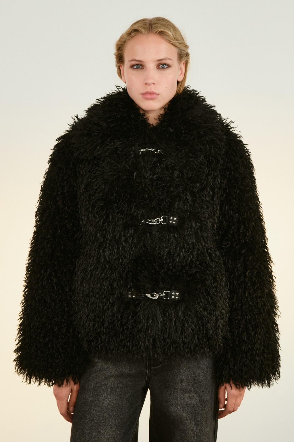 Шуба короткая с длинным ворсом - цвет черный - 3