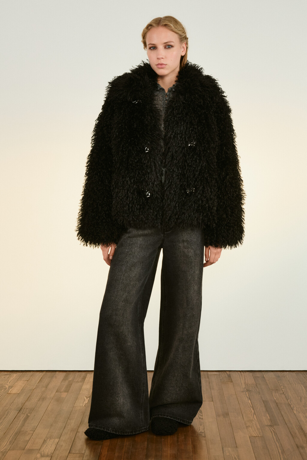 Шуба короткая с длинным ворсом - цвет черный - 5