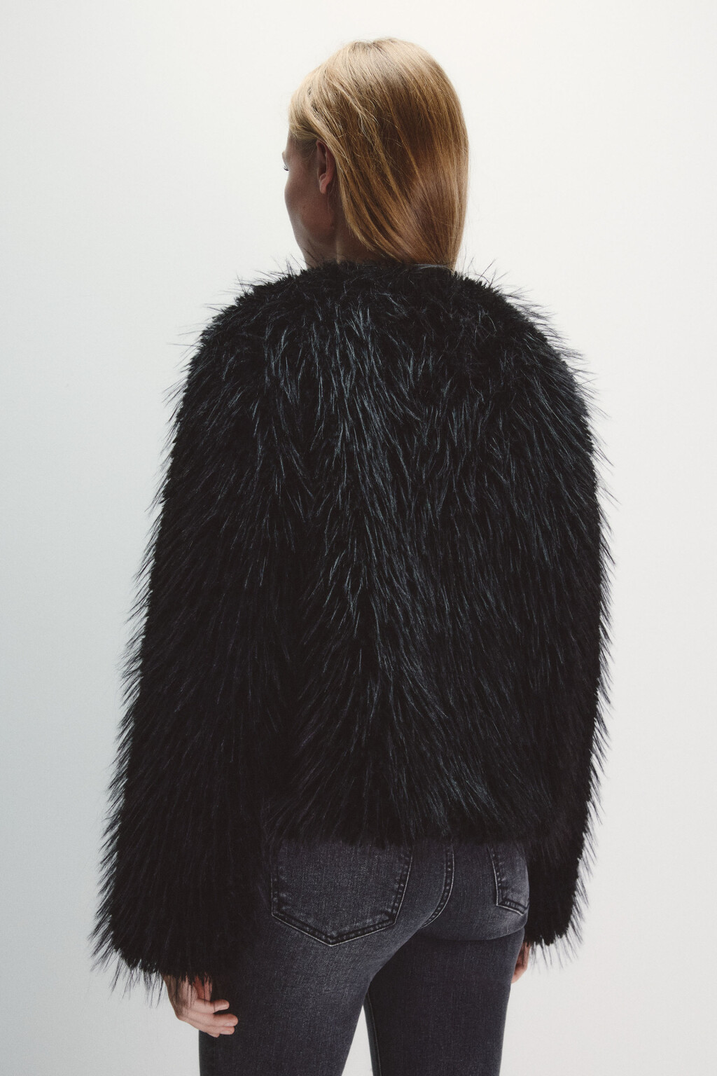 Шуба короткая с длинным ворсом - цвет черный - 4