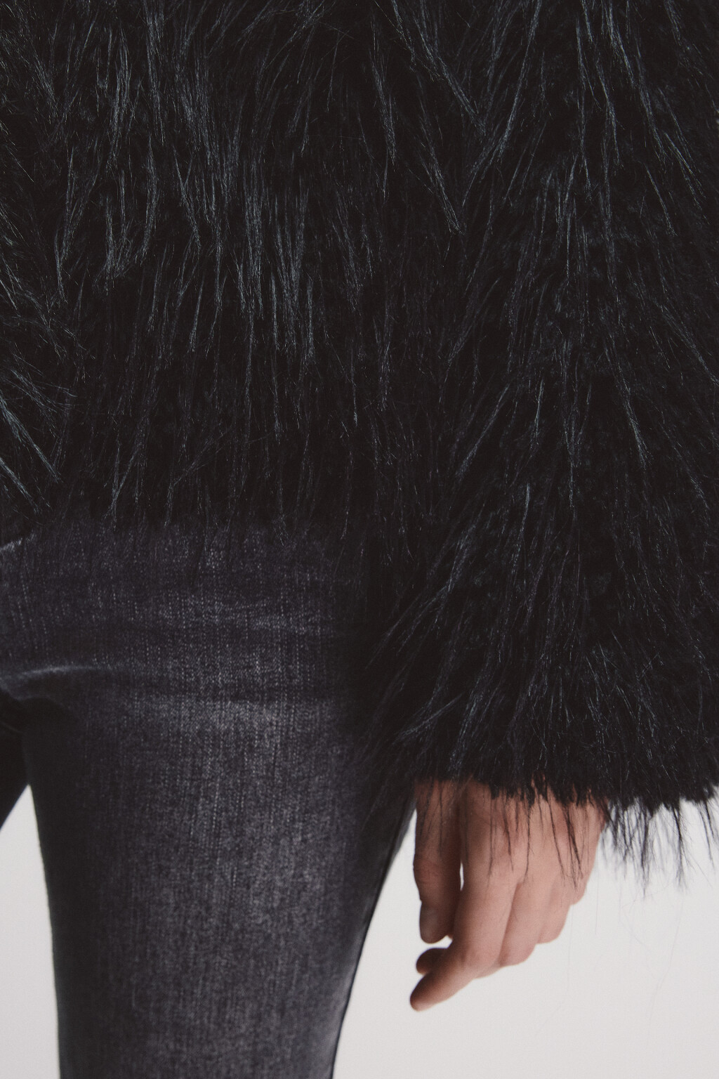 Шуба короткая с длинным ворсом - цвет черный - 6