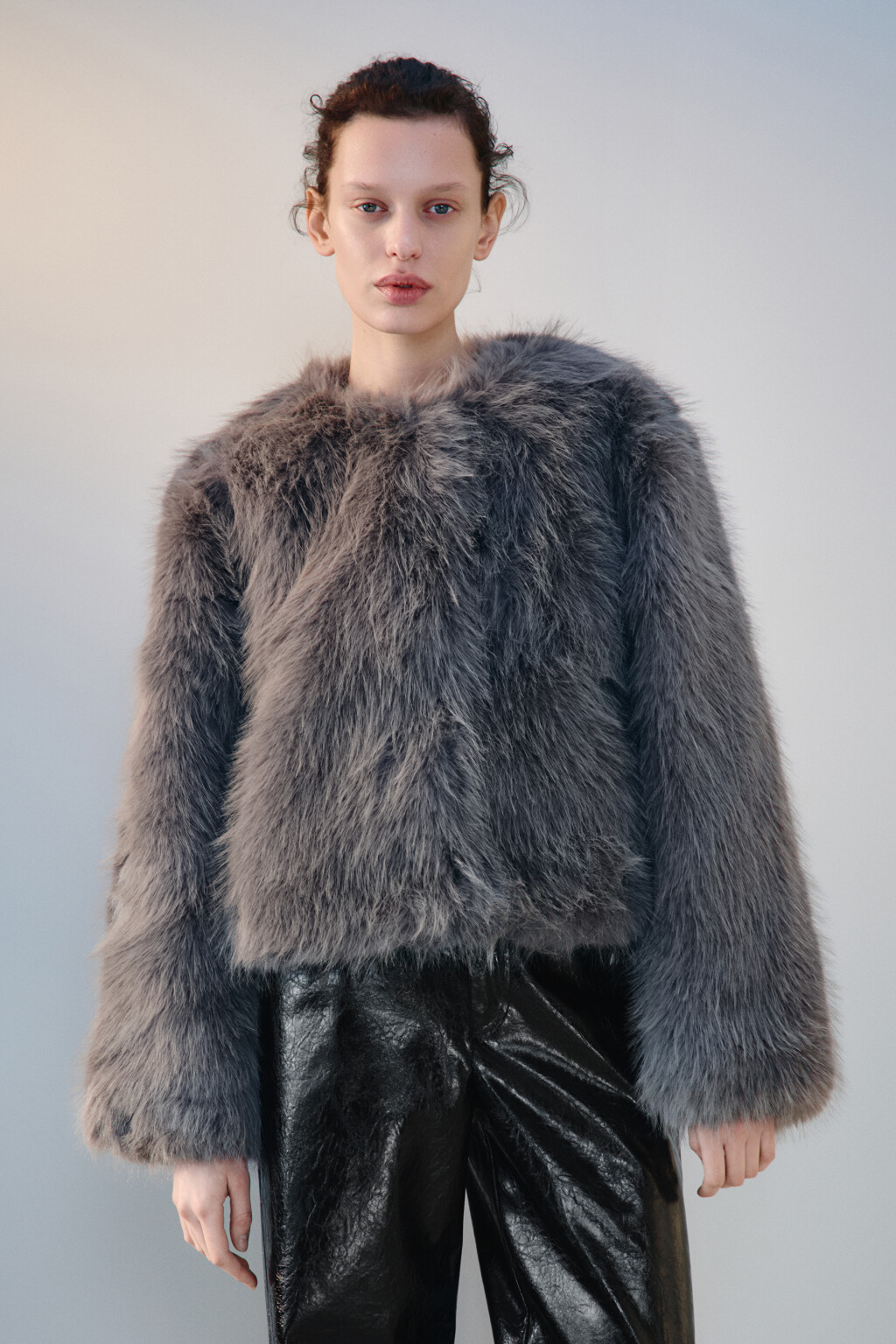 Шуба короткая с длинным ворсом - цвет серый - 3