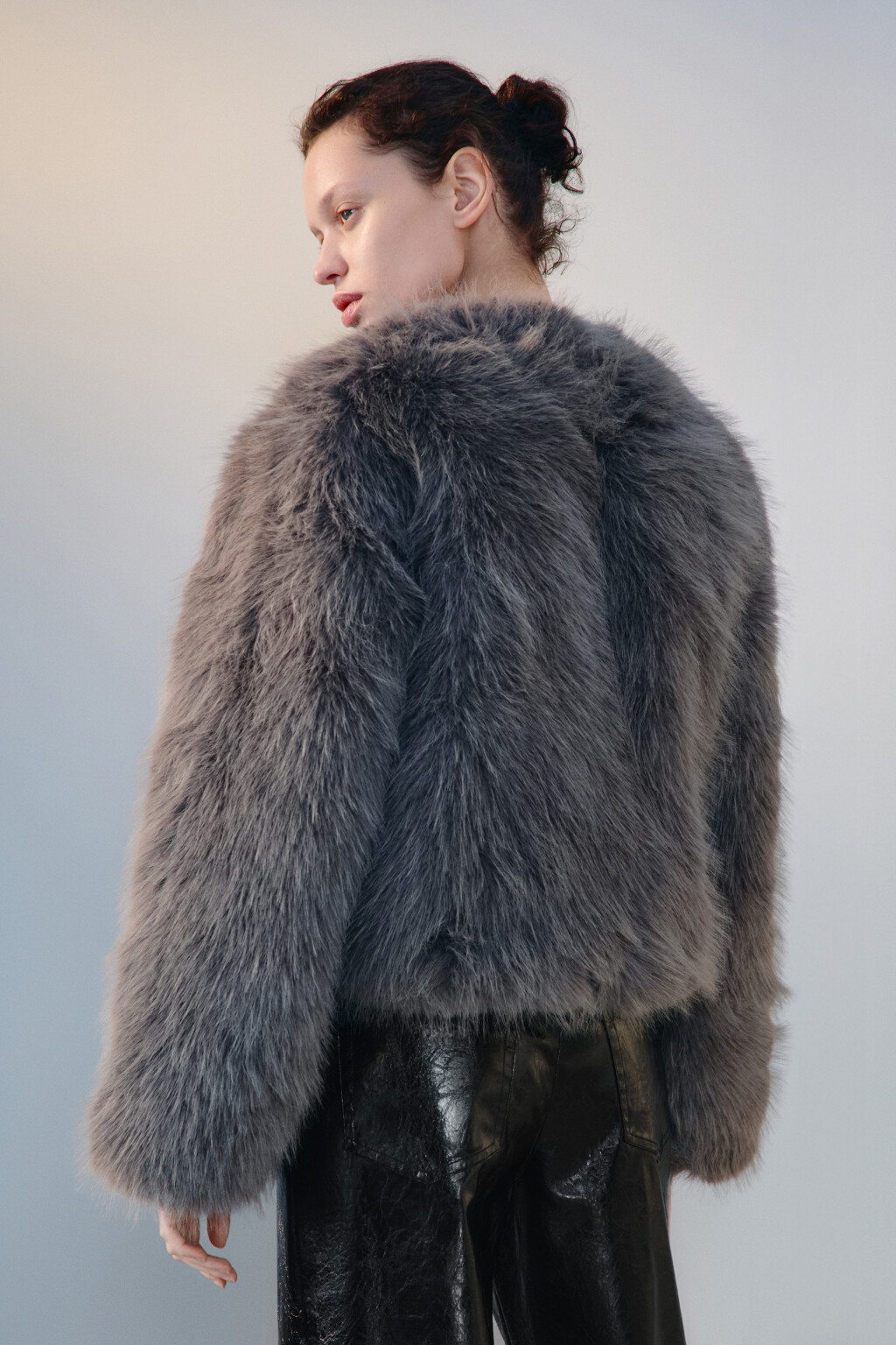 Шуба короткая с длинным ворсом - цвет серый - 4