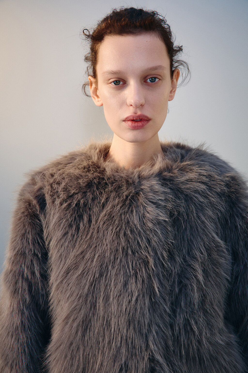 Шуба короткая с длинным ворсом - цвет серый - 6