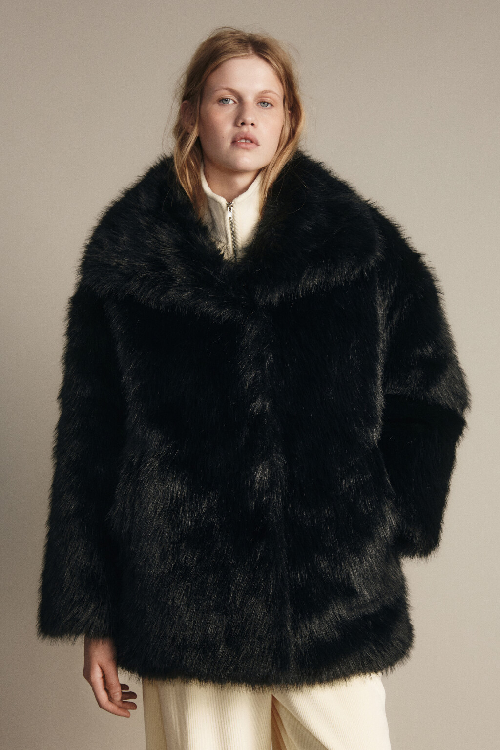 Шуба короткая с длинным ворсом - цвет черный - 3