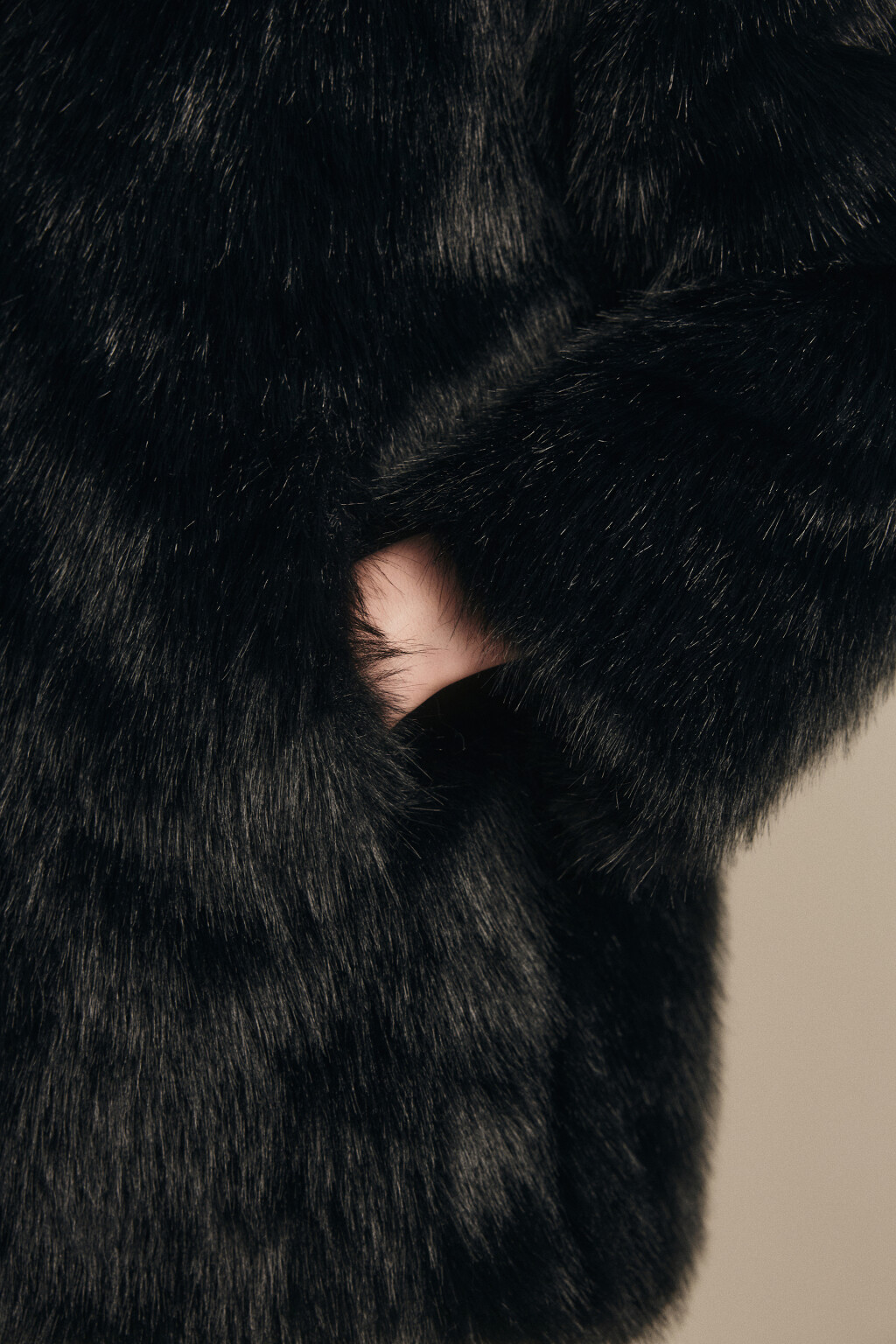 Шуба короткая с длинным ворсом - цвет черный - 6