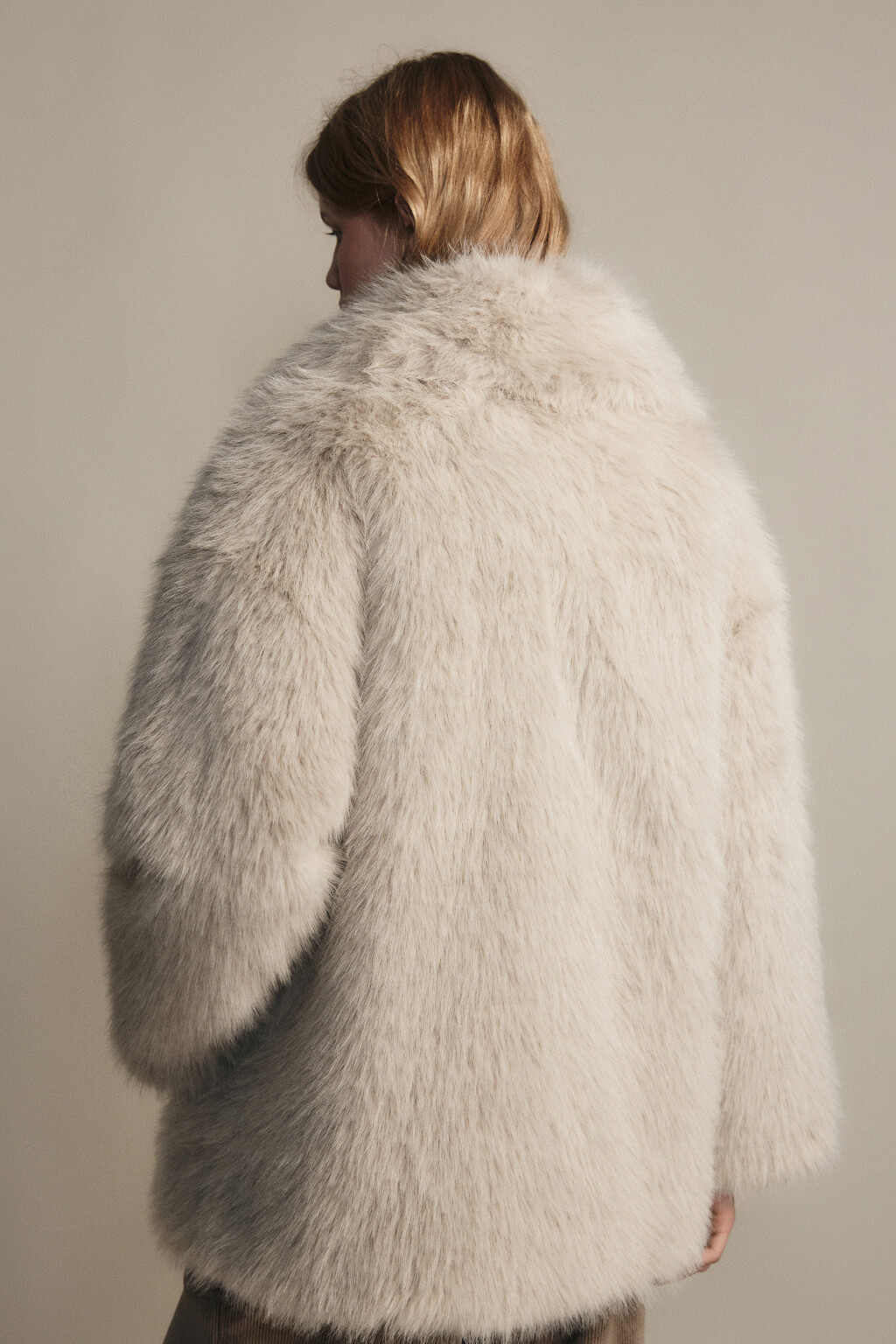 Шуба короткая с длинным ворсом - цвет бежевый - 4