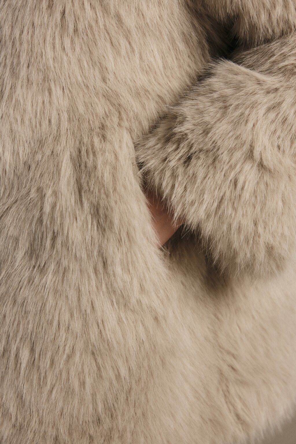 Шуба короткая с длинным ворсом - цвет бежевый - 7