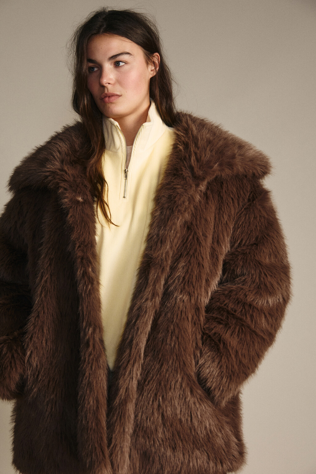 Шуба короткая с длинным ворсом - цвет коричневый - 1