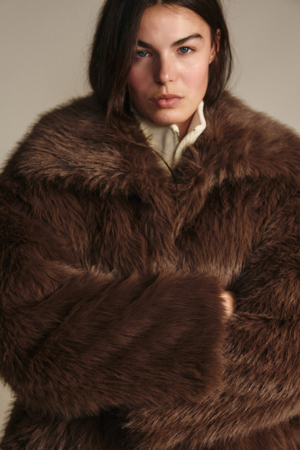 Шуба короткая с длинным ворсом - цвет коричневый - 2