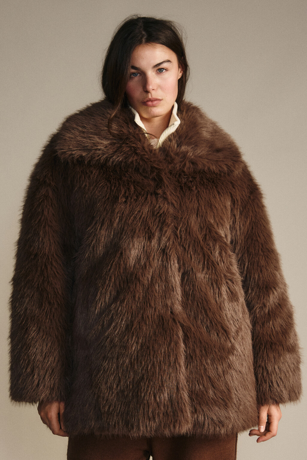 Шуба короткая с длинным ворсом - цвет коричневый - 3