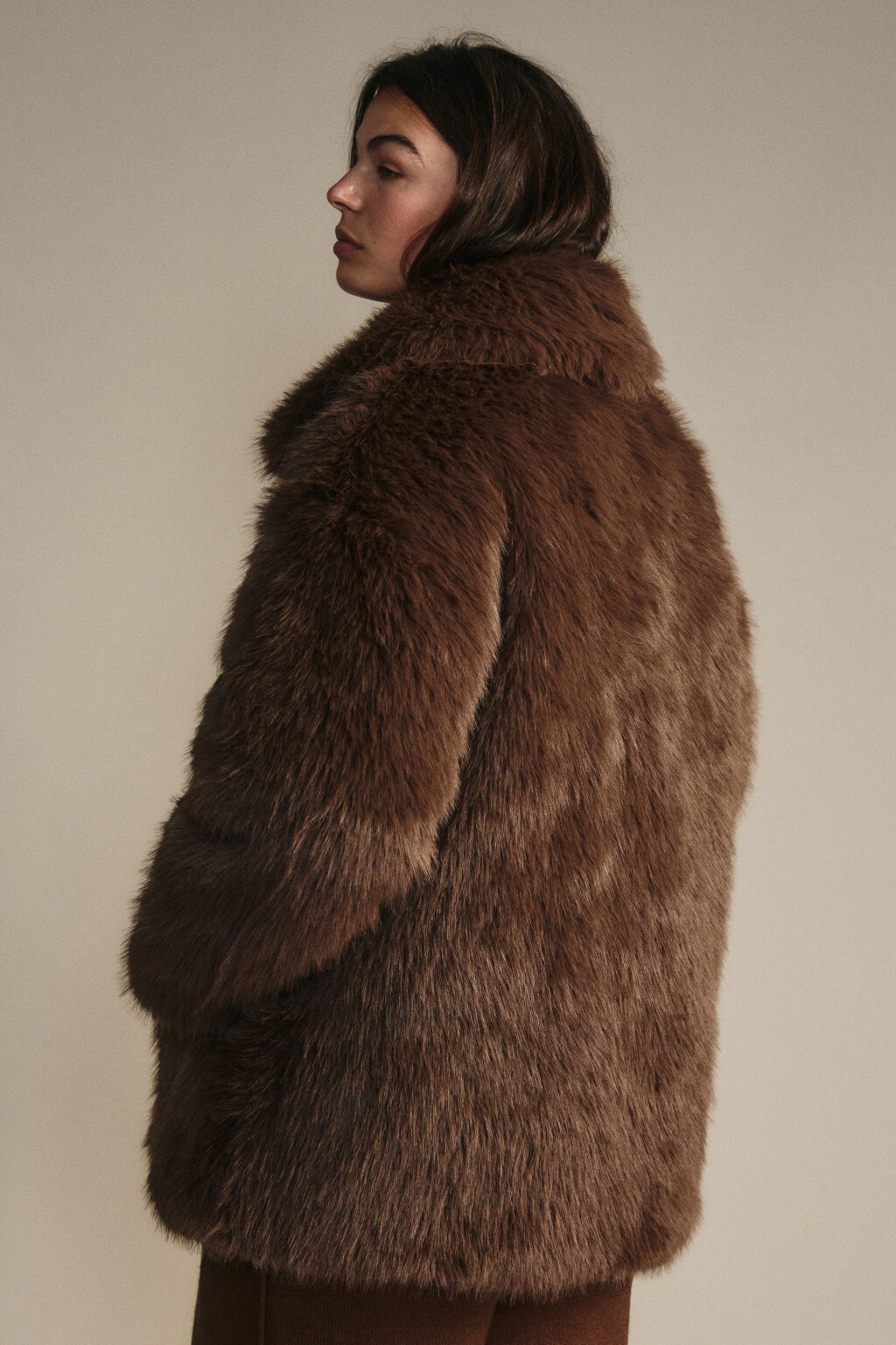 Шуба короткая с длинным ворсом - цвет коричневый - 4