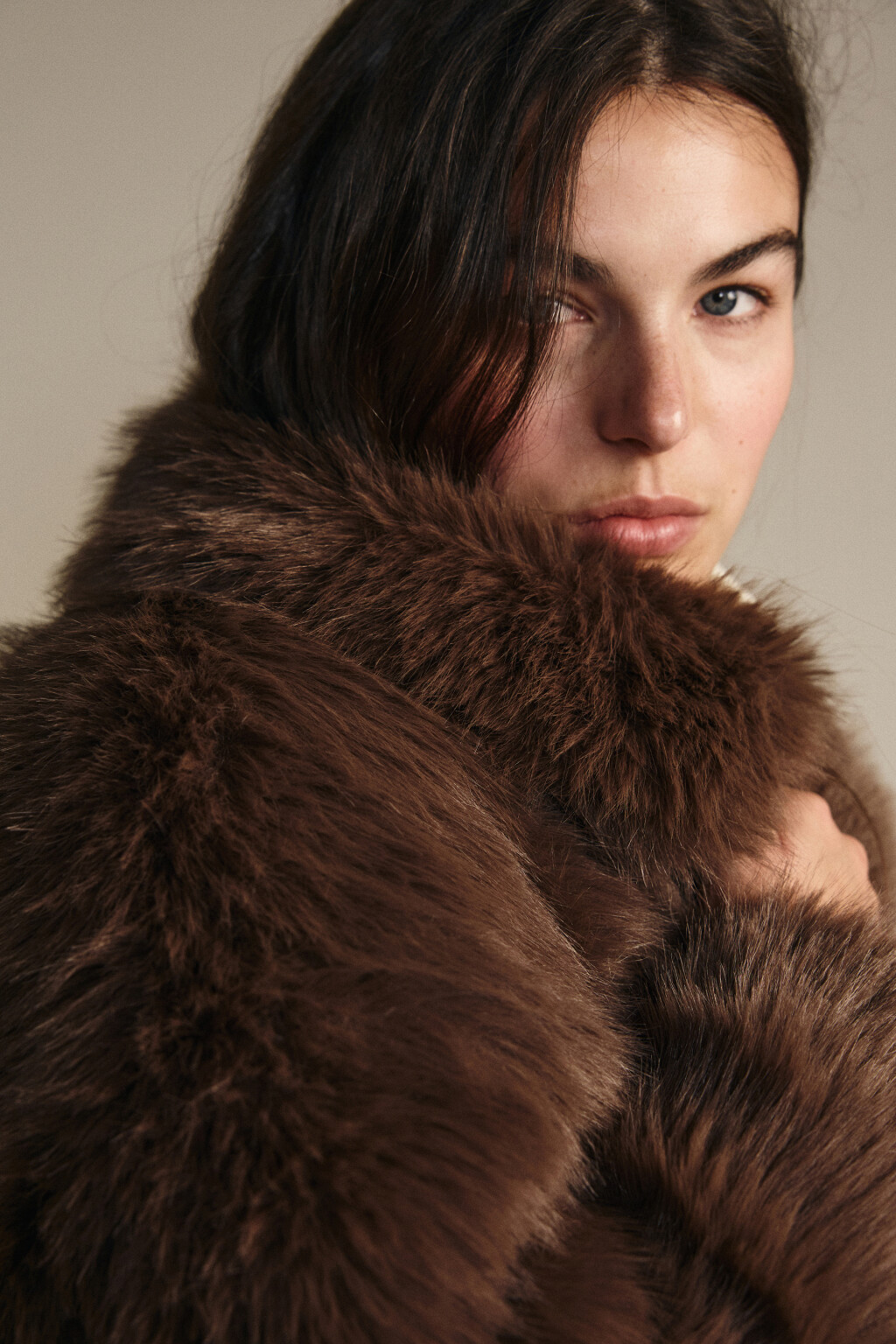 Шуба короткая с длинным ворсом - цвет коричневый - 6
