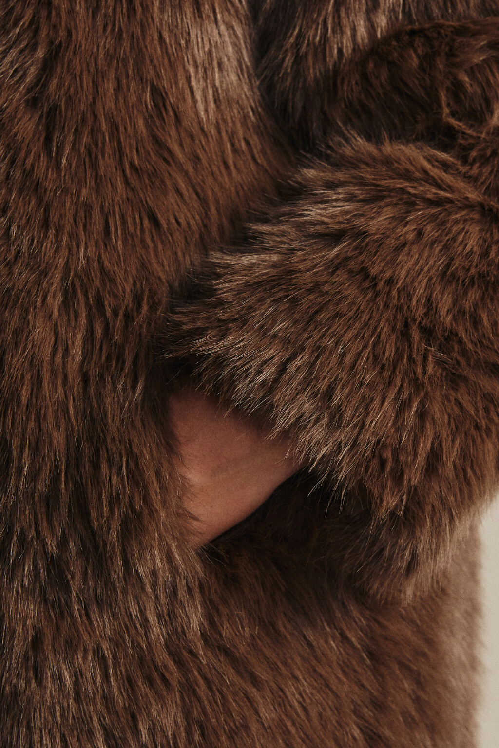 Шуба короткая с длинным ворсом - цвет коричневый - 7