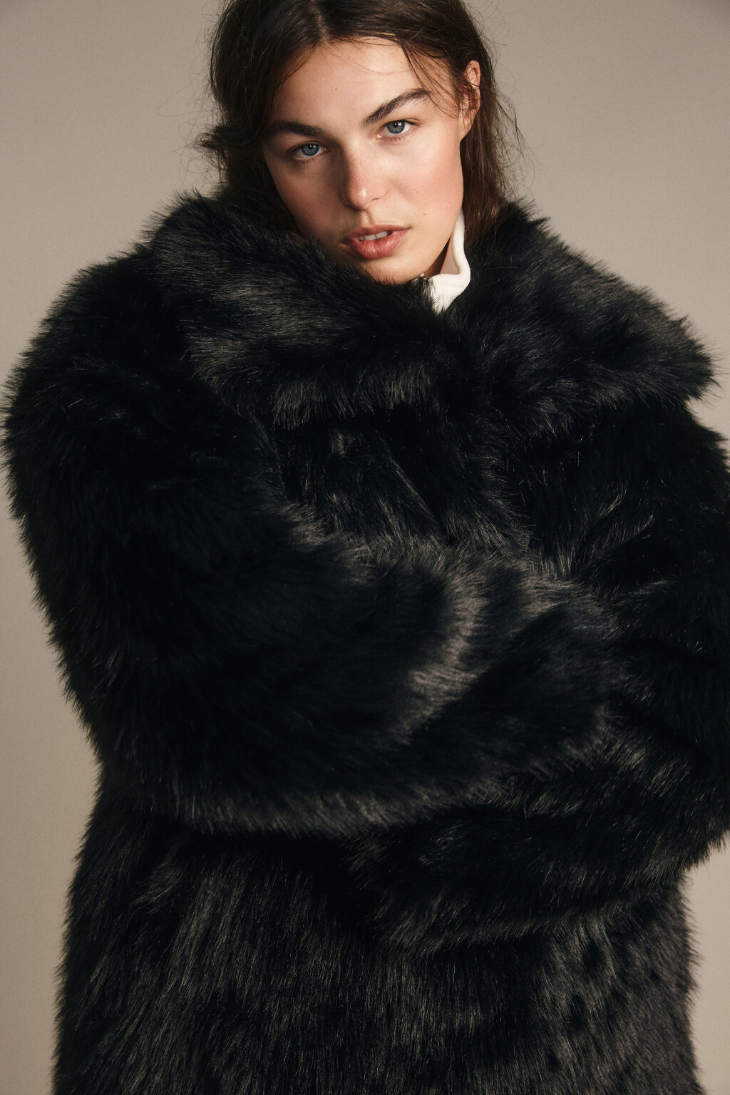 Шуба короткая с длинным ворсом - цвет черный - 1