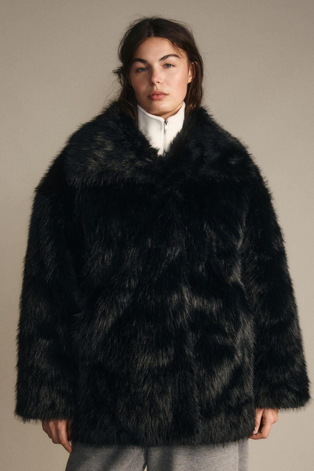 Шуба короткая с длинным ворсом - цвет черный - 3