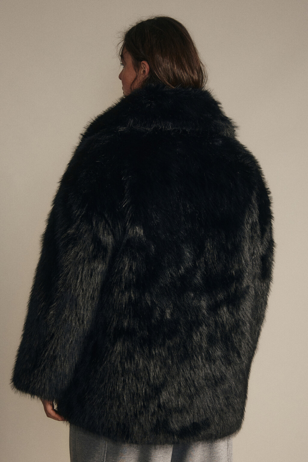 Шуба короткая с длинным ворсом - цвет черный - 4