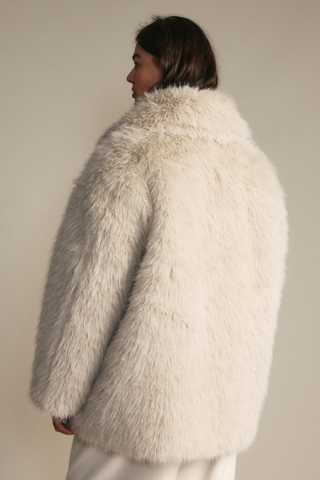 Шуба короткая с длинным ворсом - цвет бежевый - 3