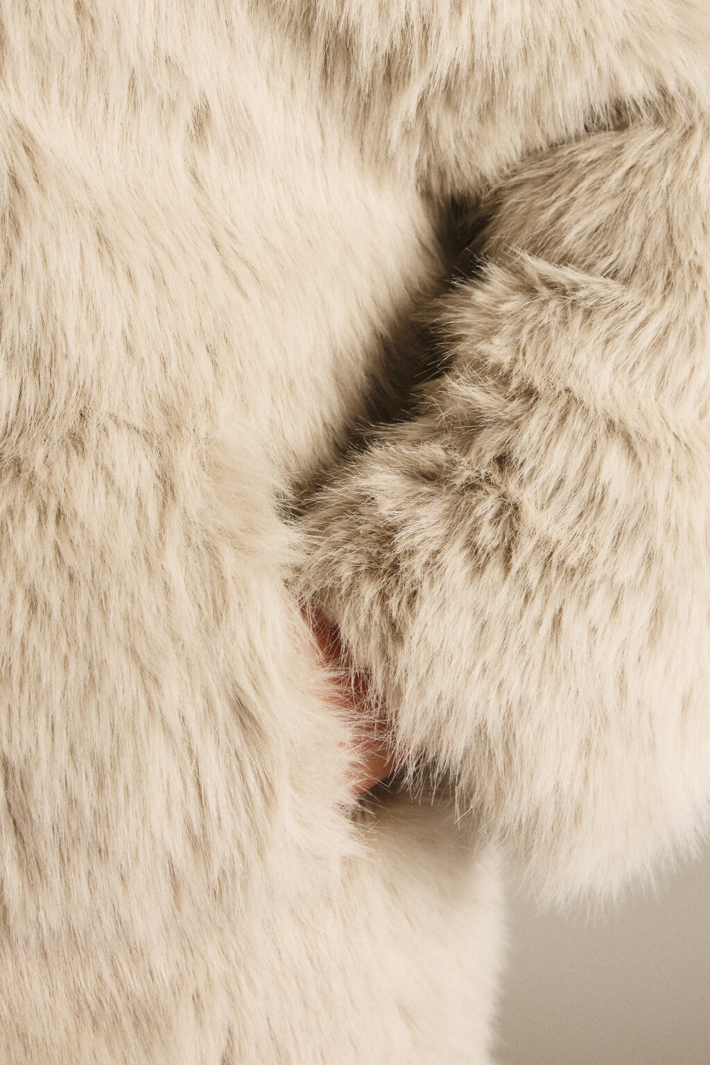 Шуба короткая с длинным ворсом - цвет бежевый - 6