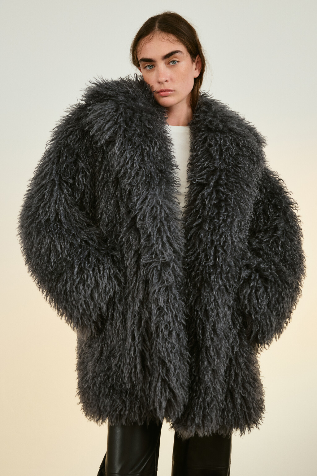 Шуба утепленная с длинным ворсом - цвет серый - 2