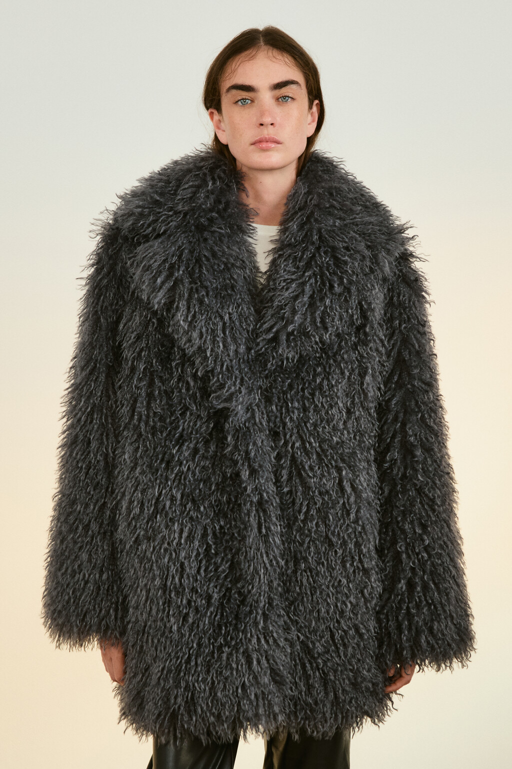 Шуба утепленная с длинным ворсом - цвет серый - 3