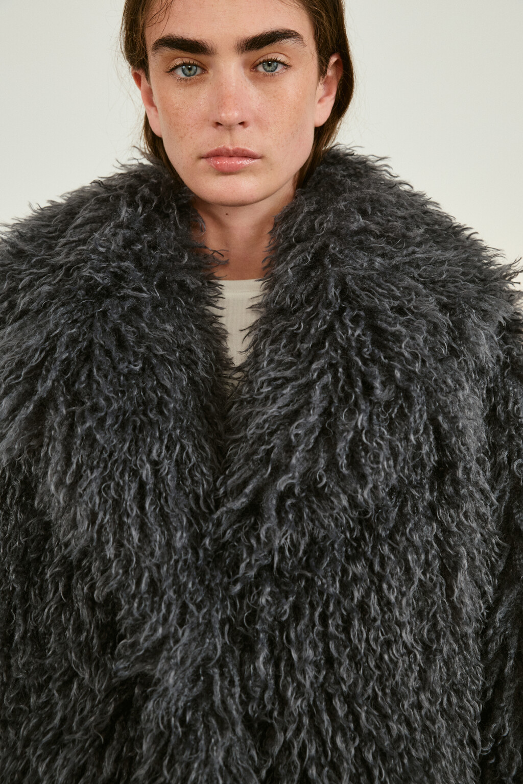 Шуба утепленная с длинным ворсом - цвет серый - 6