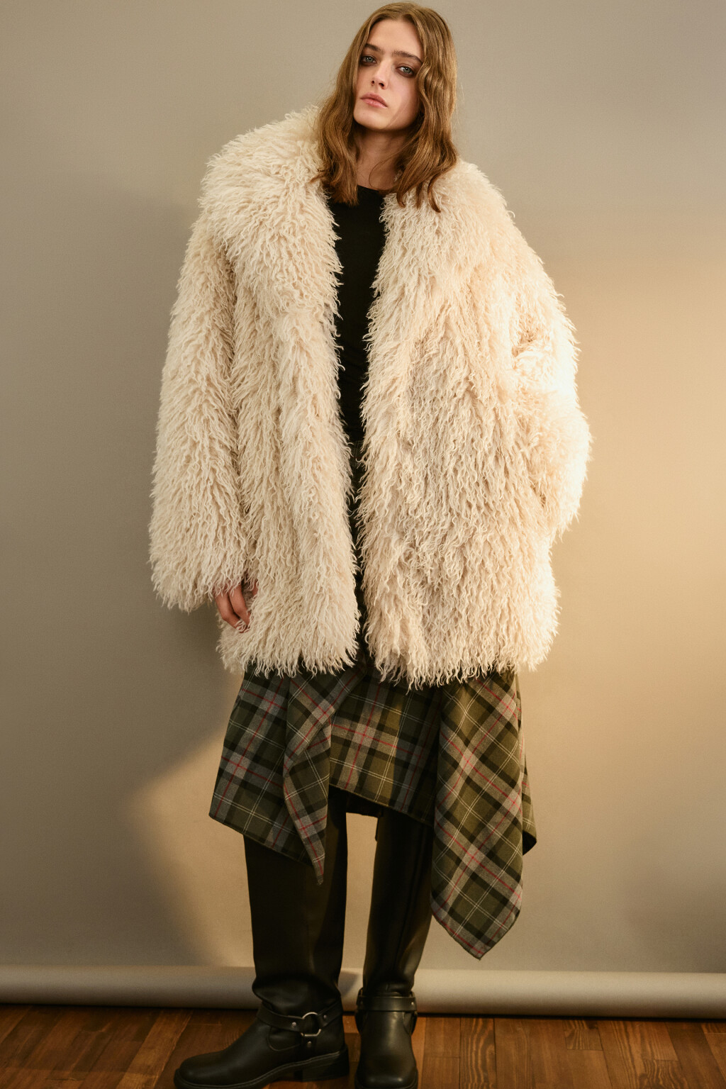 Шуба утепленная с длинным ворсом - цвет бежевый - 4