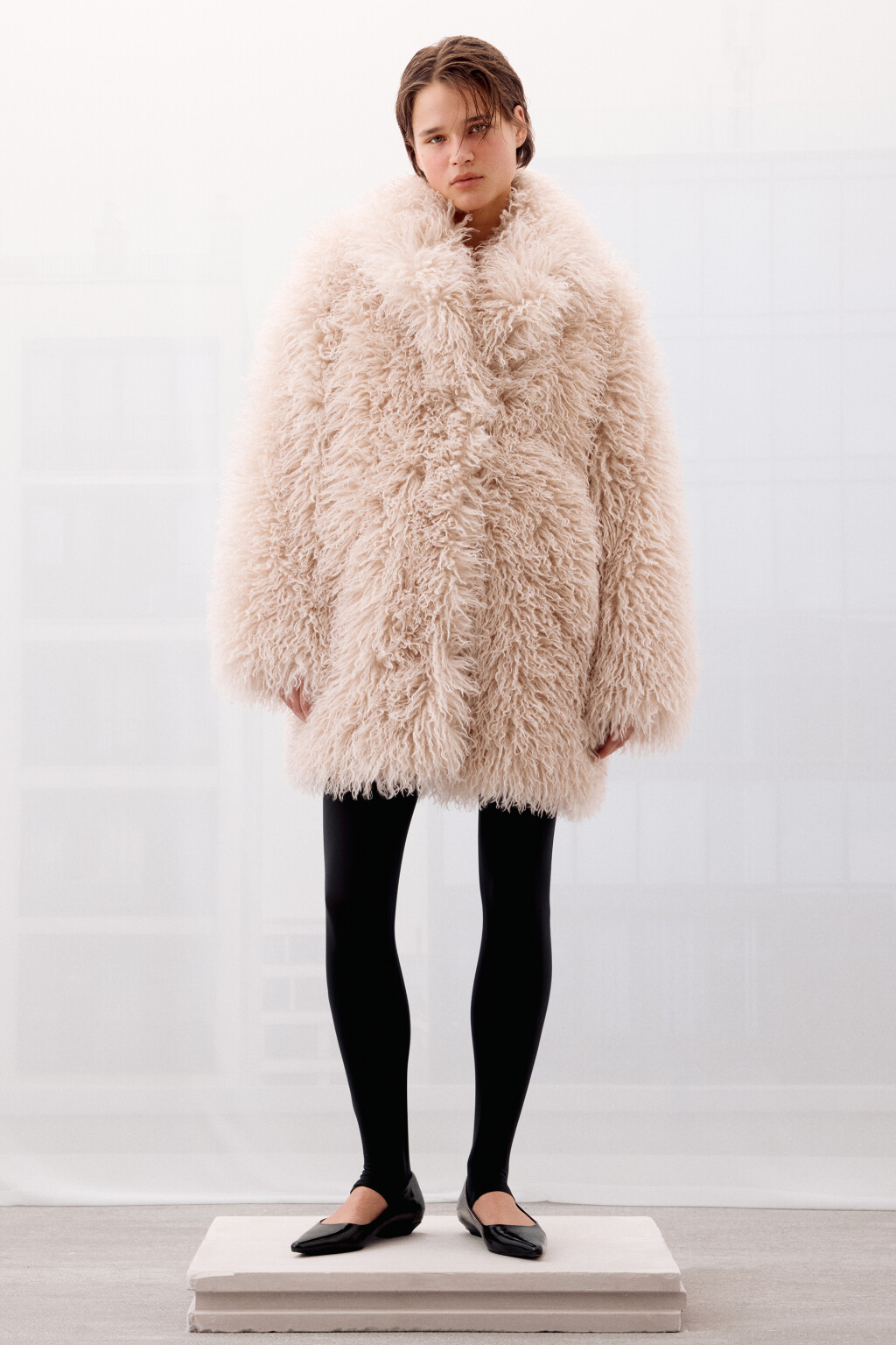 Шуба утепленная с длинным ворсом - цвет бежевый - 2