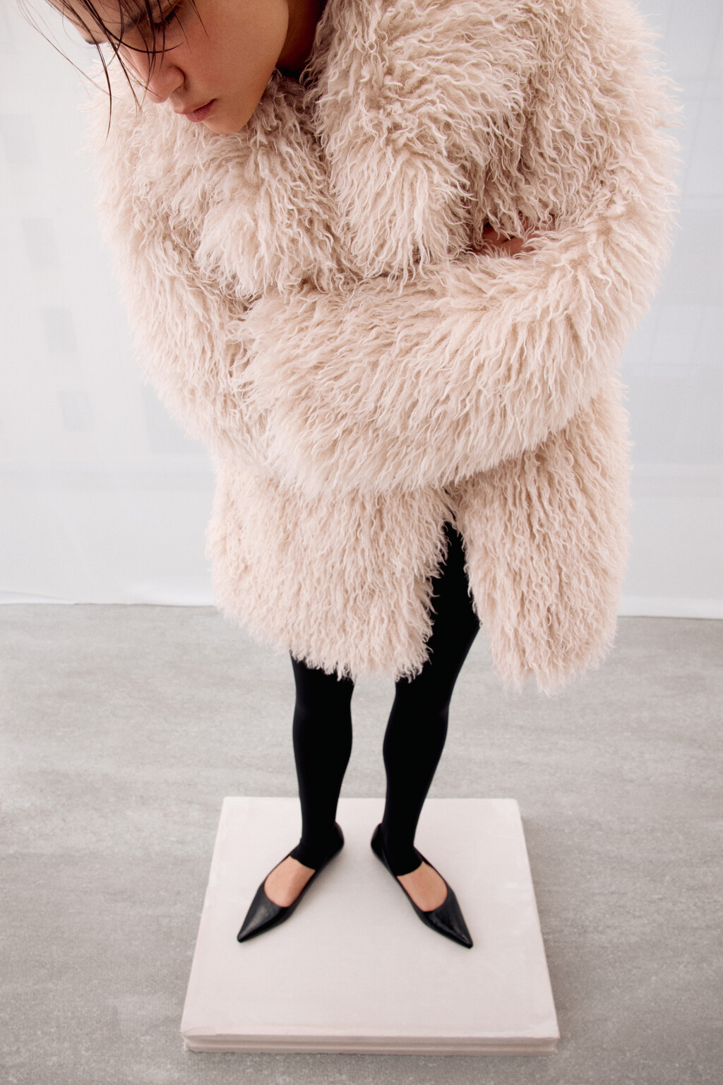 Шуба утепленная с длинным ворсом - цвет бежевый - 3