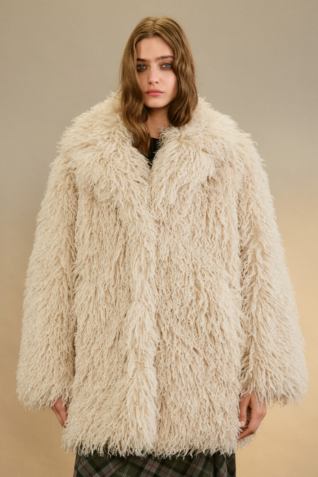 Шуба утепленная с длинным ворсом - цвет бежевый - 6