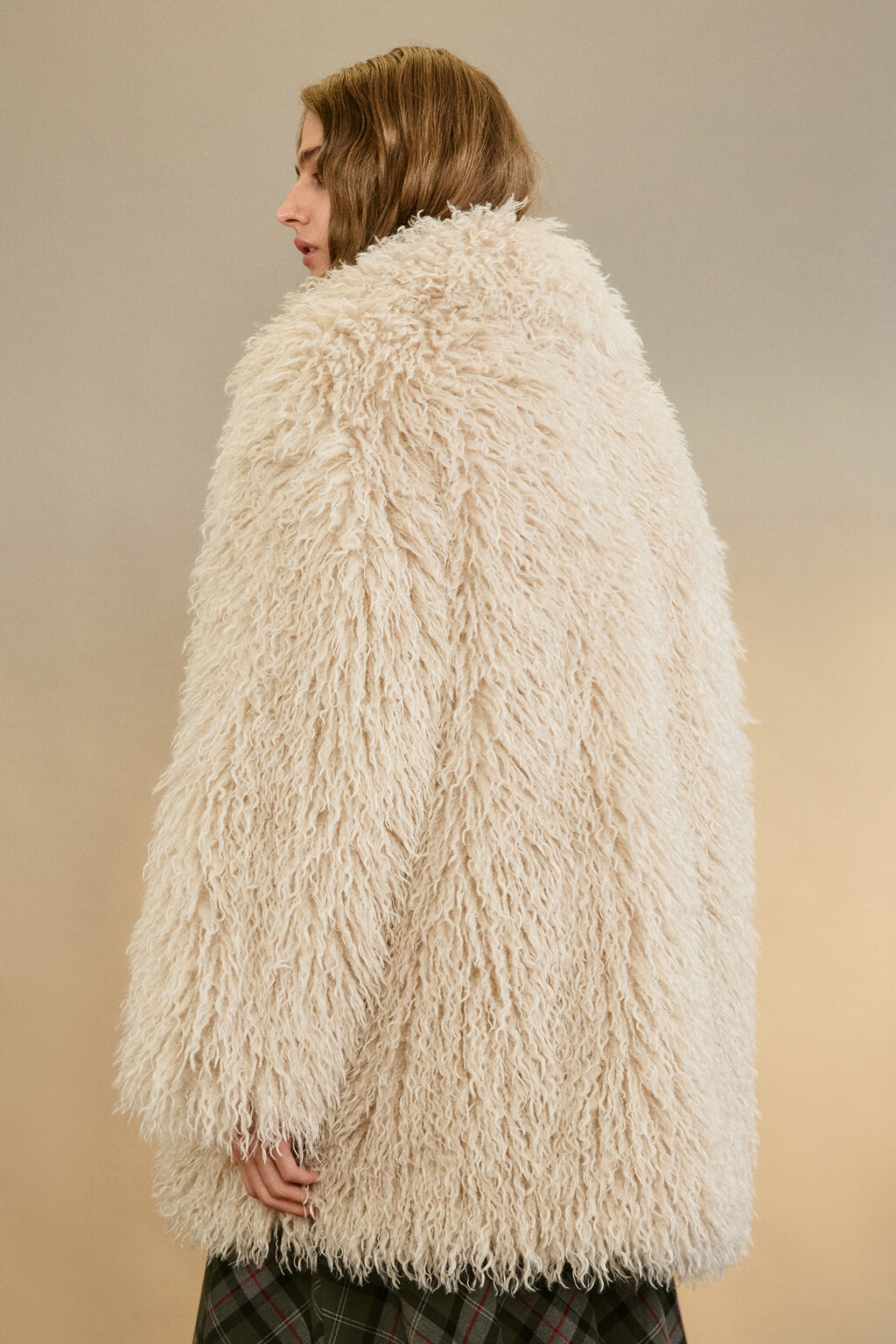 Шуба утепленная с длинным ворсом - цвет бежевый - 7