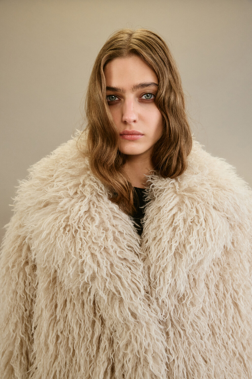 Шуба утепленная с длинным ворсом - цвет бежевый - 9