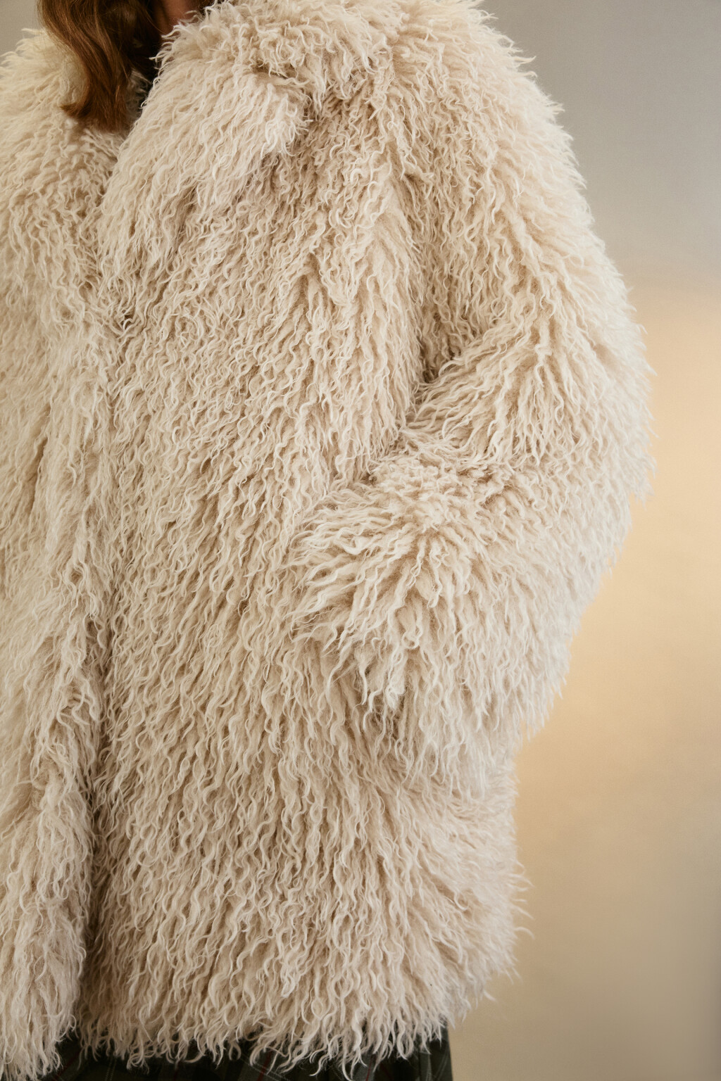 Шуба утепленная с длинным ворсом - цвет бежевый - 10