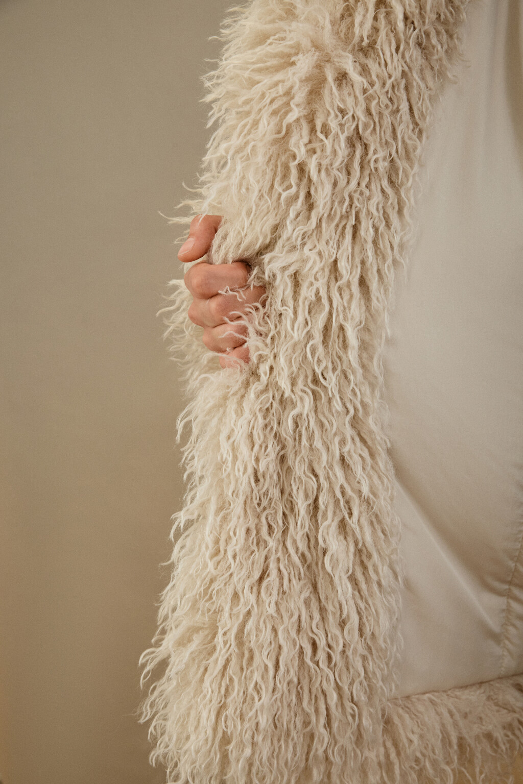 Шуба утепленная с длинным ворсом - цвет бежевый - 11