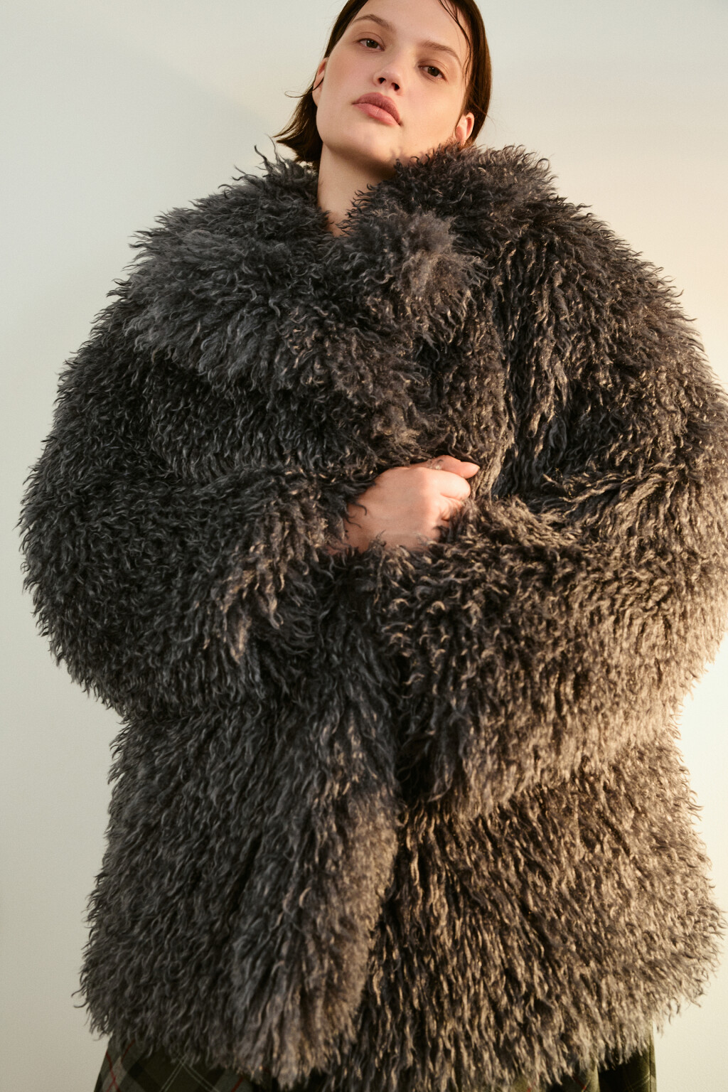 Шуба утепленная с длинным ворсом - цвет серый - 2
