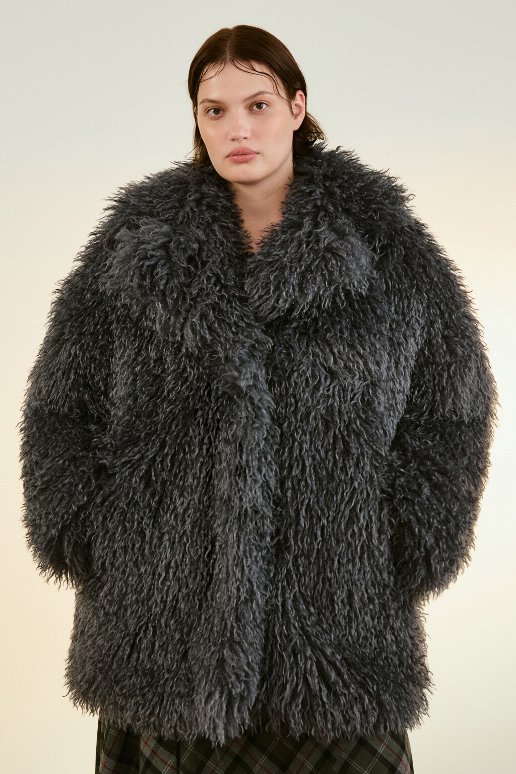 Шуба утепленная с длинным ворсом - цвет серый - 3