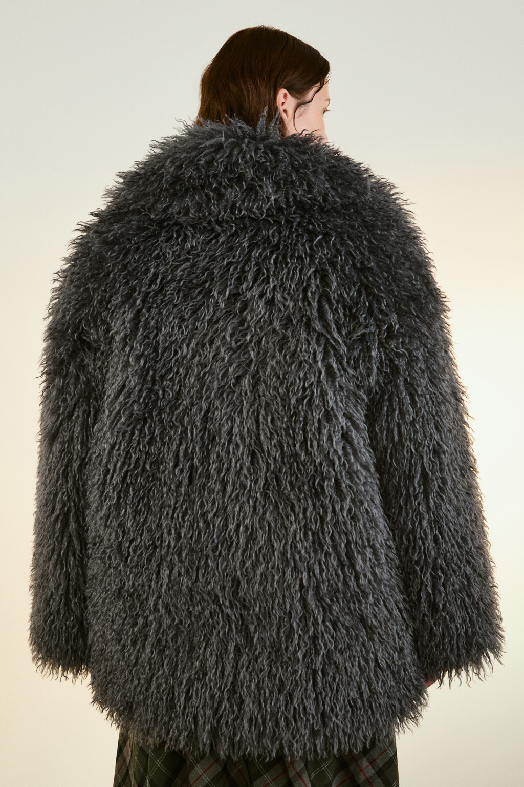 Шуба утепленная с длинным ворсом - цвет серый - 4