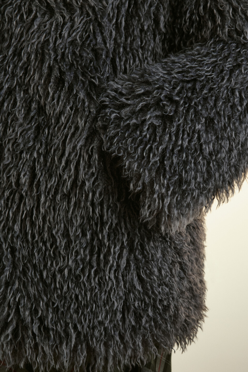 Шуба утепленная с длинным ворсом - цвет серый - 7