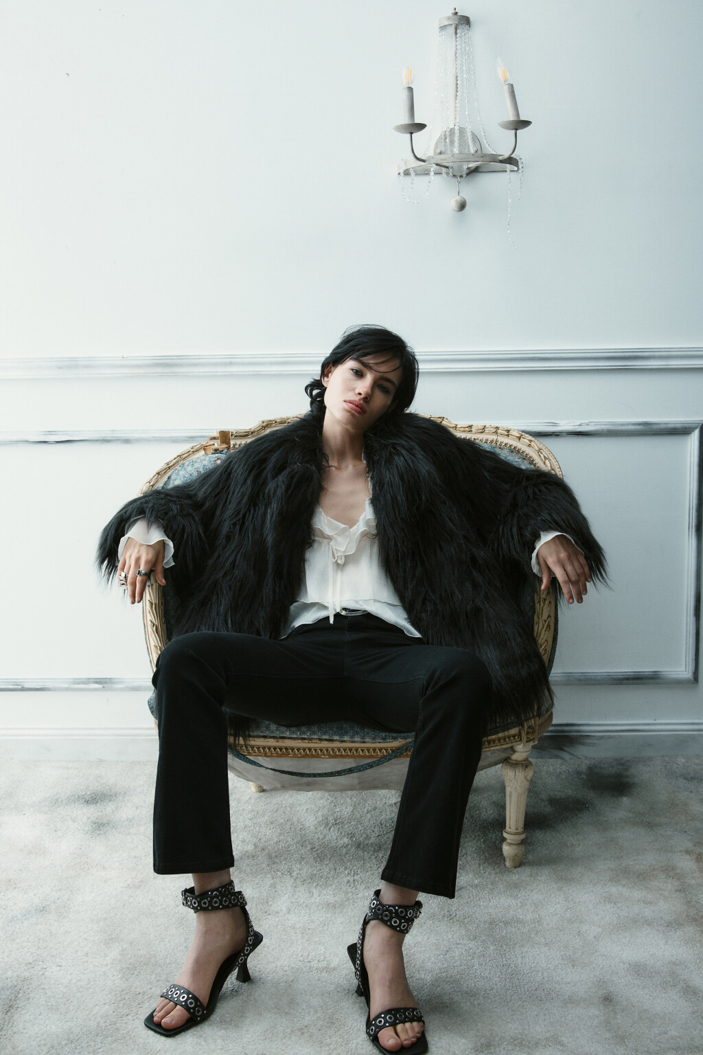 Шуба короткая из искусственного меха - цвет черный - 2