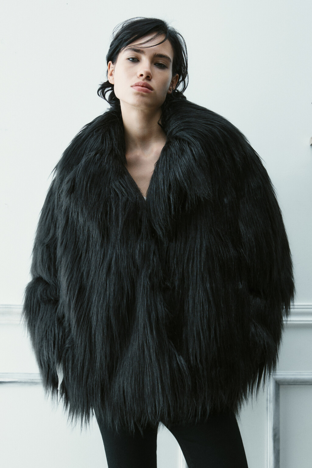 Шуба короткая из искусственного меха - цвет черный - 3