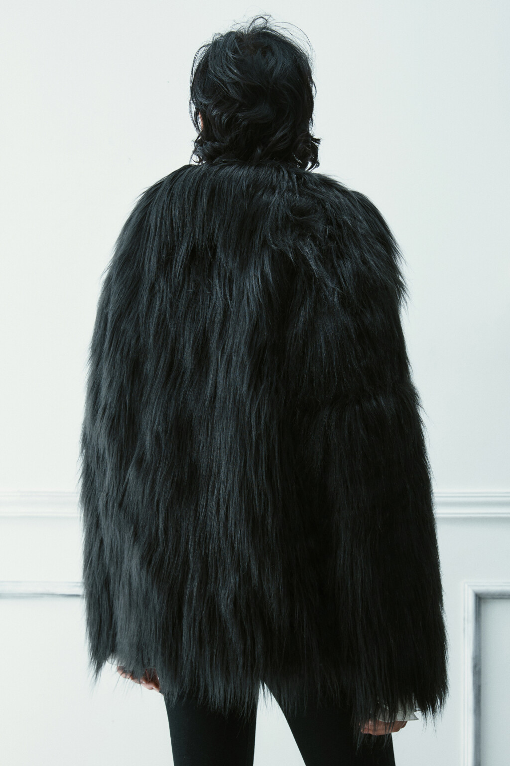 Шуба короткая из искусственного меха - цвет черный - 4