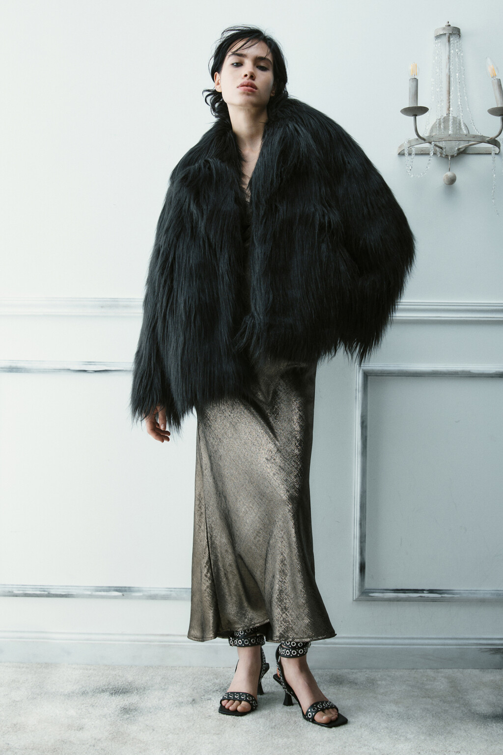 Шуба короткая из искусственного меха - цвет черный - 6