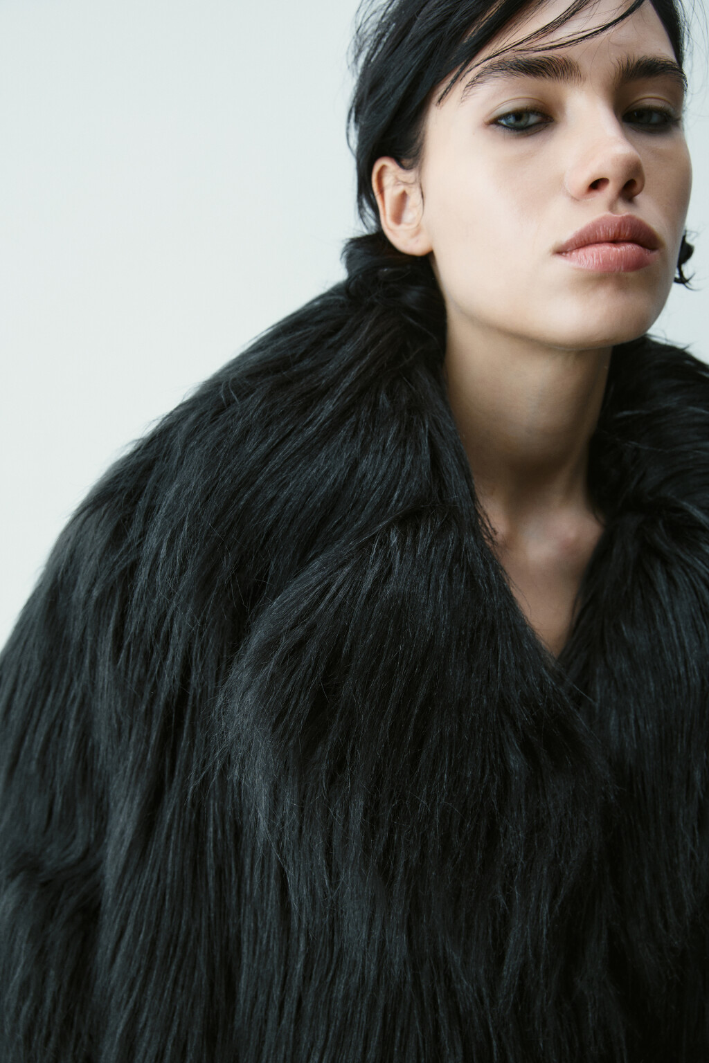 Шуба короткая из искусственного меха - цвет черный - 7