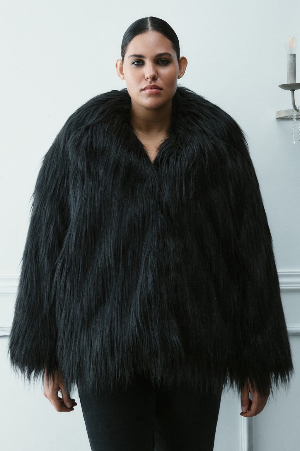 Шуба короткая из искусственного меха - цвет черный - 2