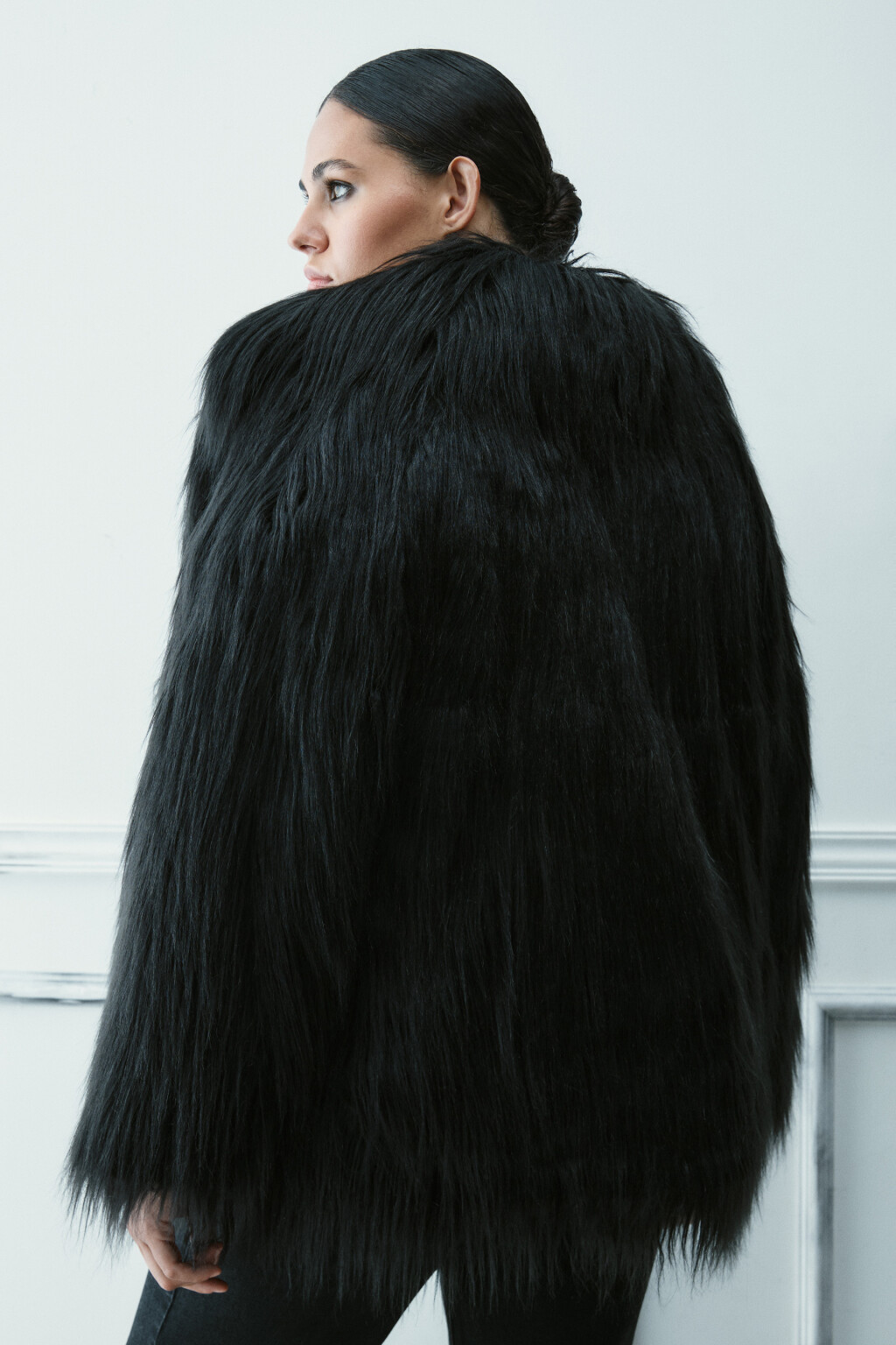 Шуба короткая из искусственного меха - цвет черный - 3