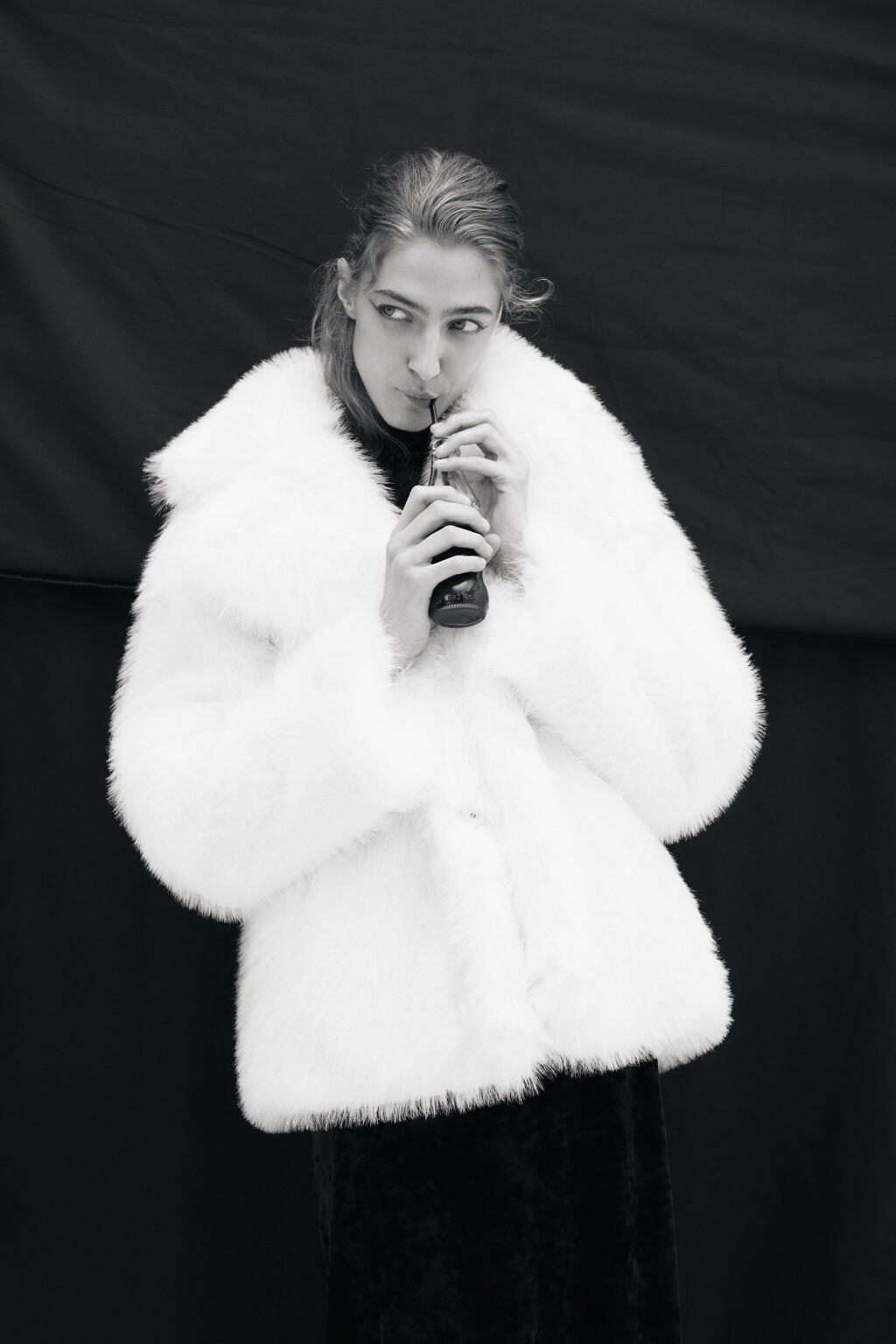 Шуба короткая из искусственного меха - цвет белый - 2